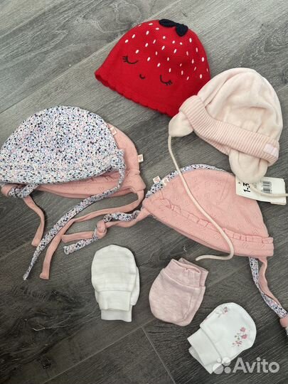 Шапочки Mothercare и антицарапки Next для девочки