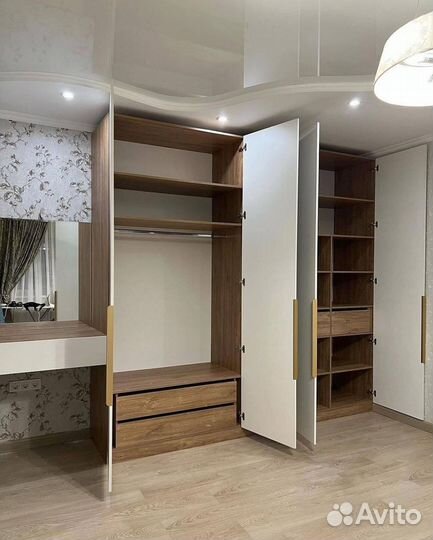 Шкаф с зеркалом