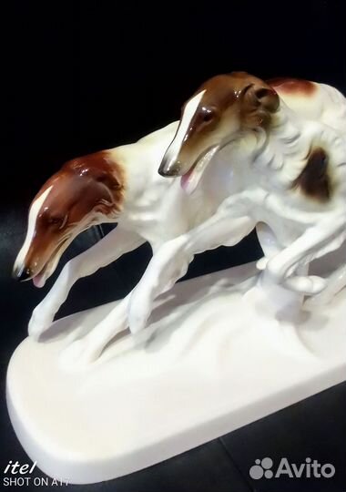 Фарфоровая статуэтка Бегущие собаки ГДР / винтаж