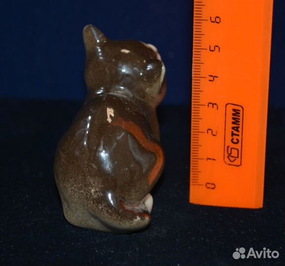 Фарфоровая статуэтка- котенок С мячом. лфз