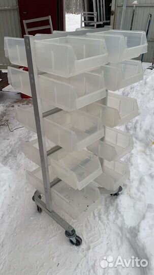Стелаж с контейнерами на колесах