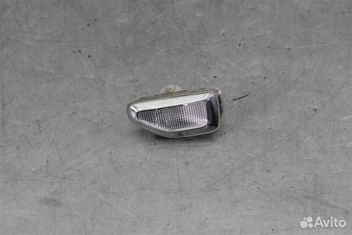 Повторитель на крыло левый белый Renault Logan 2