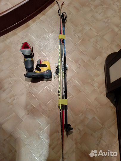 Лыжные ботинки и лыжи с креплениями