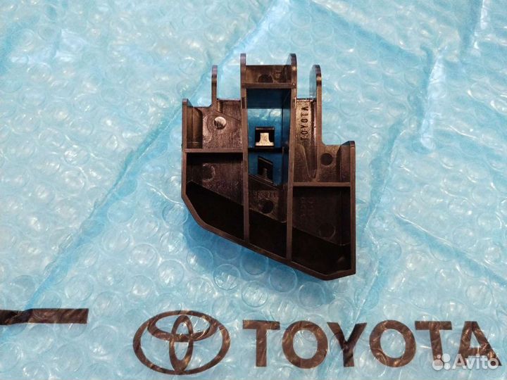 Кронштейн фонаря Хайлендер 2010-2013 правый