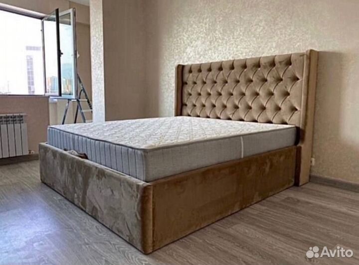 Кровать двухспальная с мягким изголовьем