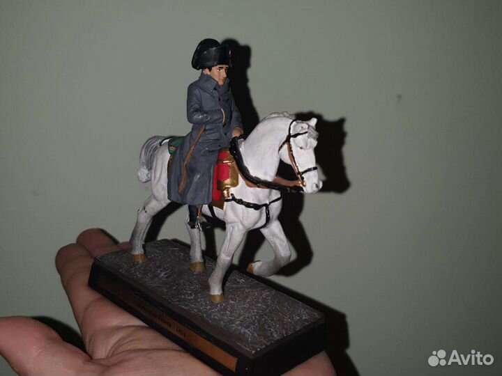 Настольная фигурка