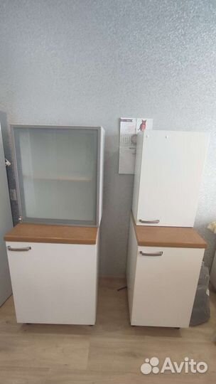 Кухонный гарнитур с встроенной вытяжкой