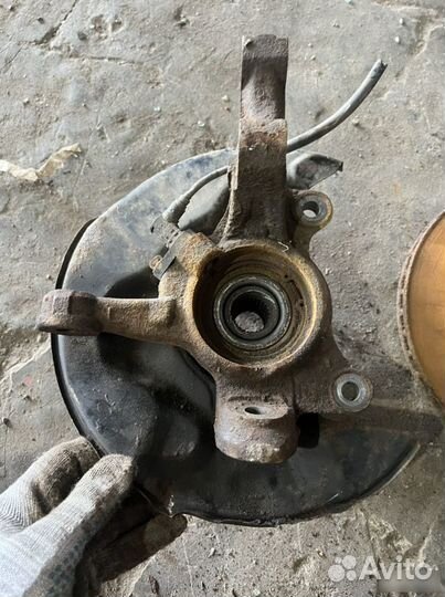 Поворотный кулак левый Toyota Prius