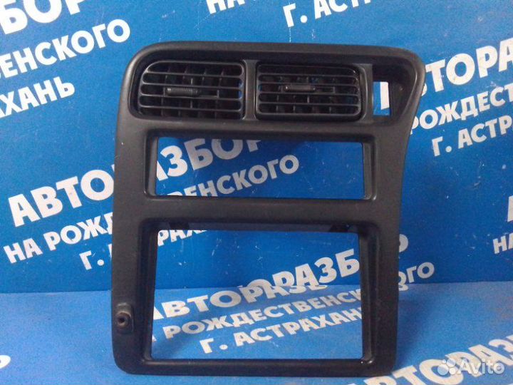 Рамка магнитолы Nissan Serena универсал CD20 1998