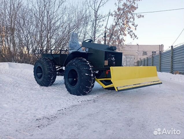 Вездеход с отвалом для чистки снега