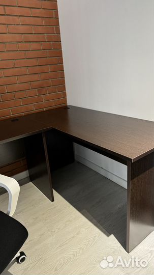 Два компьютерных стула письменный стол