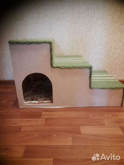 Прикроватная лестница с домиком для собачки кошечк