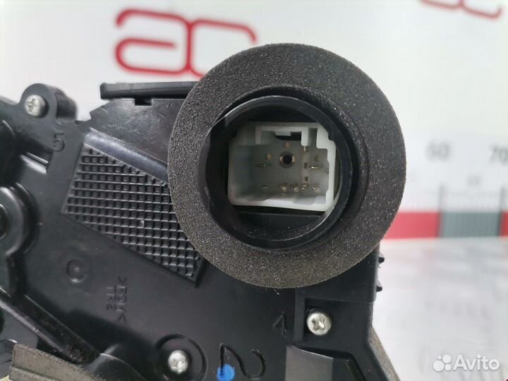 Замок двери передней правой Toyota Yaris 2