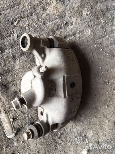 Суппорт передний левый на toyota corolla II