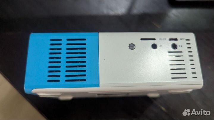 Проектор Unic YG-300 320x240, 800:1, 600 лм, LCD