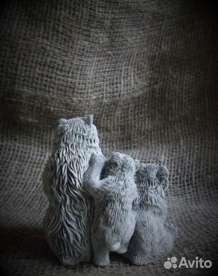 Медведица с медвежатами фигурка из камня