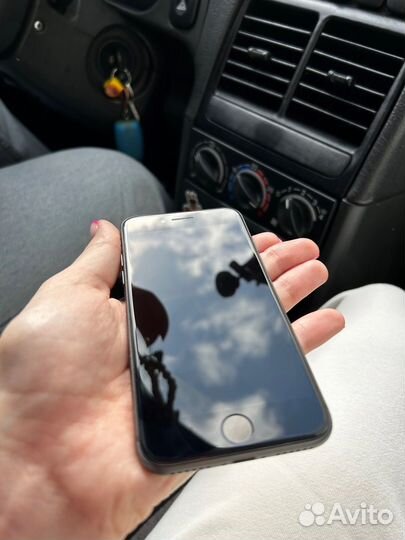 iPhone 8, 64 ГБ