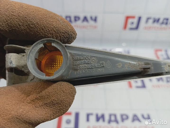 Повторитель на крыло правый Renault Megane 2 8200633417