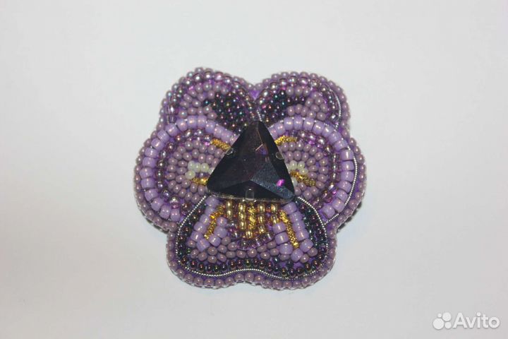 Брошь из бисера цветок