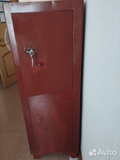 Сейф на ножках