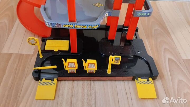 Трехуровневая парковка с лифтом и с 2 машинками