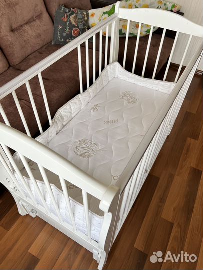 Детская кроватка с маятником и ящиком