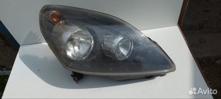 Фара галогеновая передняя правая Opel Zafira B