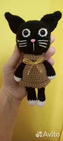 Вязаный черный котик