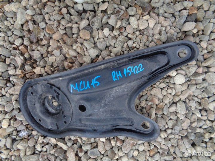 Кронштейн балки двигателя правый Toyota Harrier