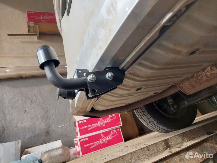 Фаркоп на Ниссан Серена с 2016