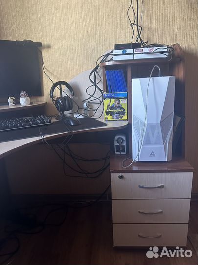 Компьютерный стол