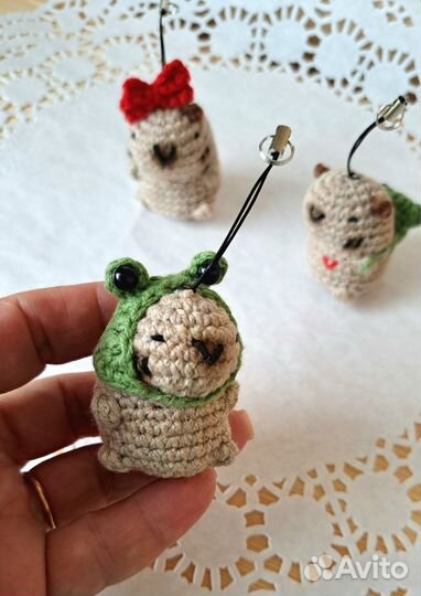 Капибара брелок вязаный с шапочкой и рюкзачком