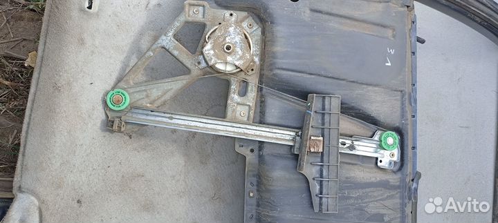 Стеклоподъемник механический задний Ауди а6с4