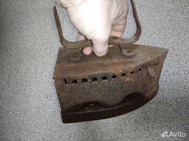 Старый утюг на углях