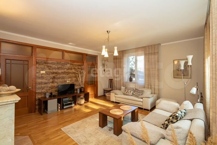 Коттедж 220 м² на участке 9 сот.