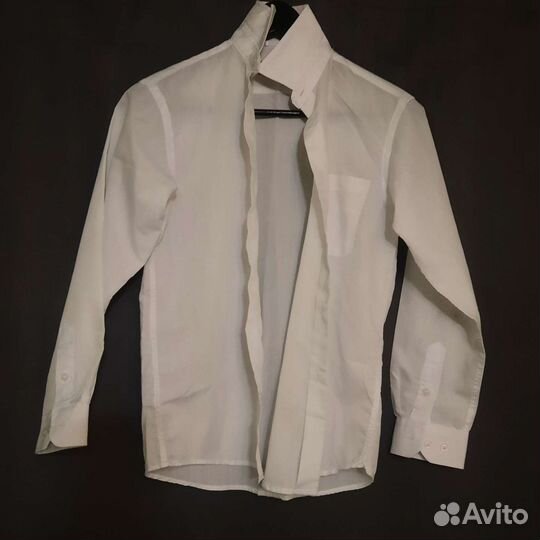 Белые рубашки и брюки