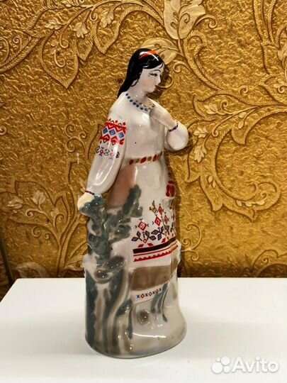 Фарфоровая статуэтка девушка