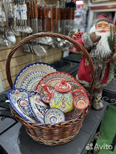 Подарочная корзина с посудой к празднику