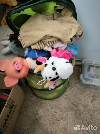 Игрушки и корзина