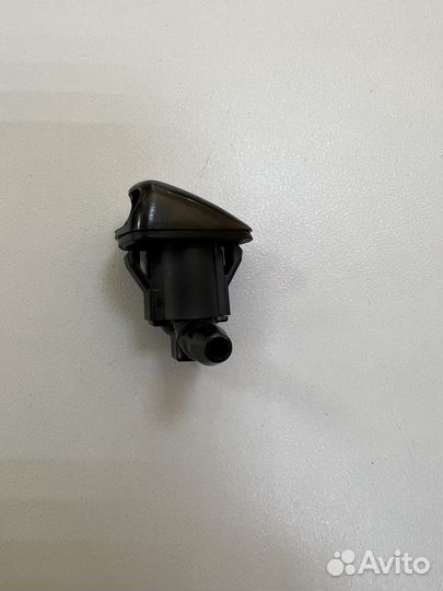 Форсунка омывателя стекла правая Mazda 3 BK Седан