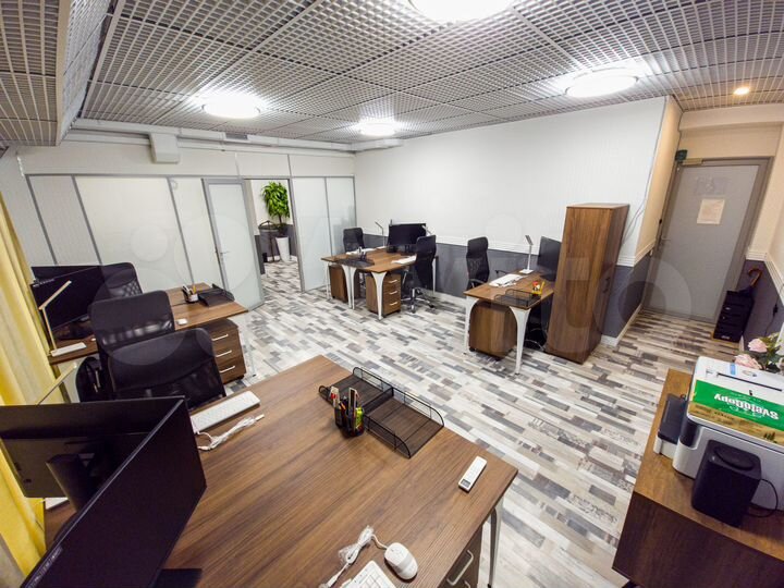 Офисный блок с директорской в центре под 