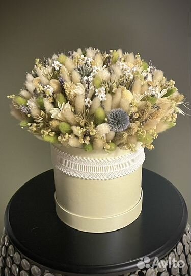 Композиция с сухоцветами в шляпной коробке