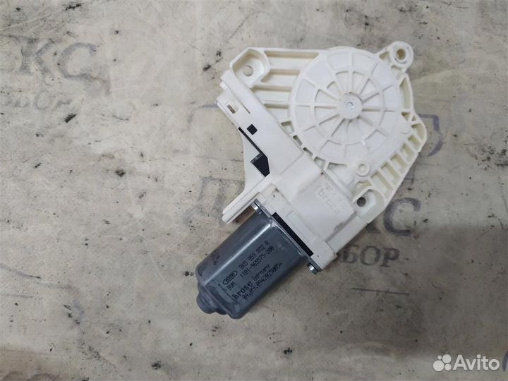 Моторчик стеклоподъемника передний правый Audi A4