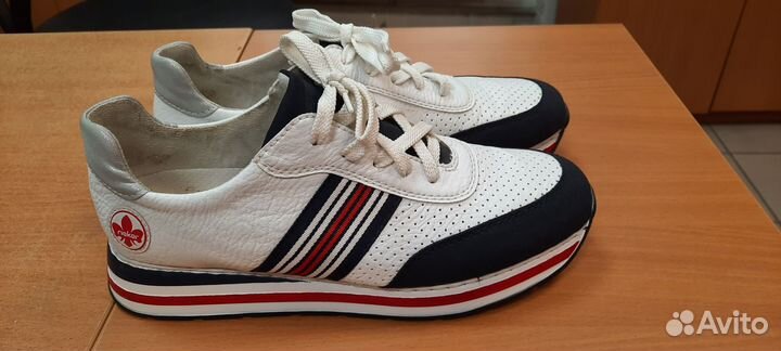 Кроссовки женские