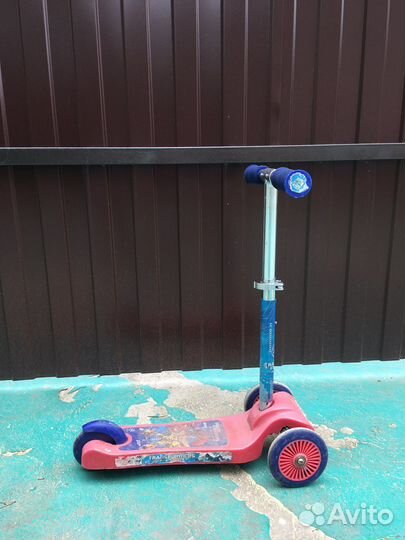 Самокат трехколесный