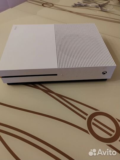 Xbox one s 1tb с 2 геймпадами+игры