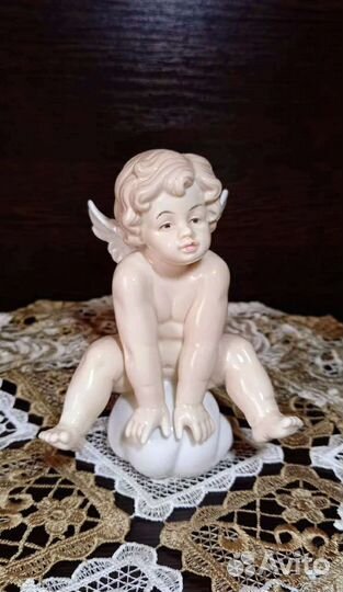Ангел Путти фарфоровая статуэтка
