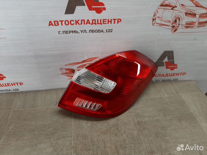 Фонарь правый Skoda Fabia