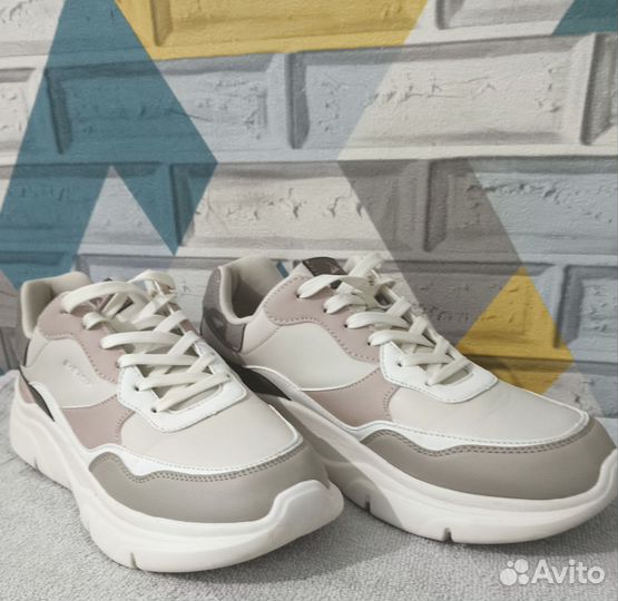 Кроссовки женские