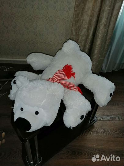 Плюшевый белый медведь